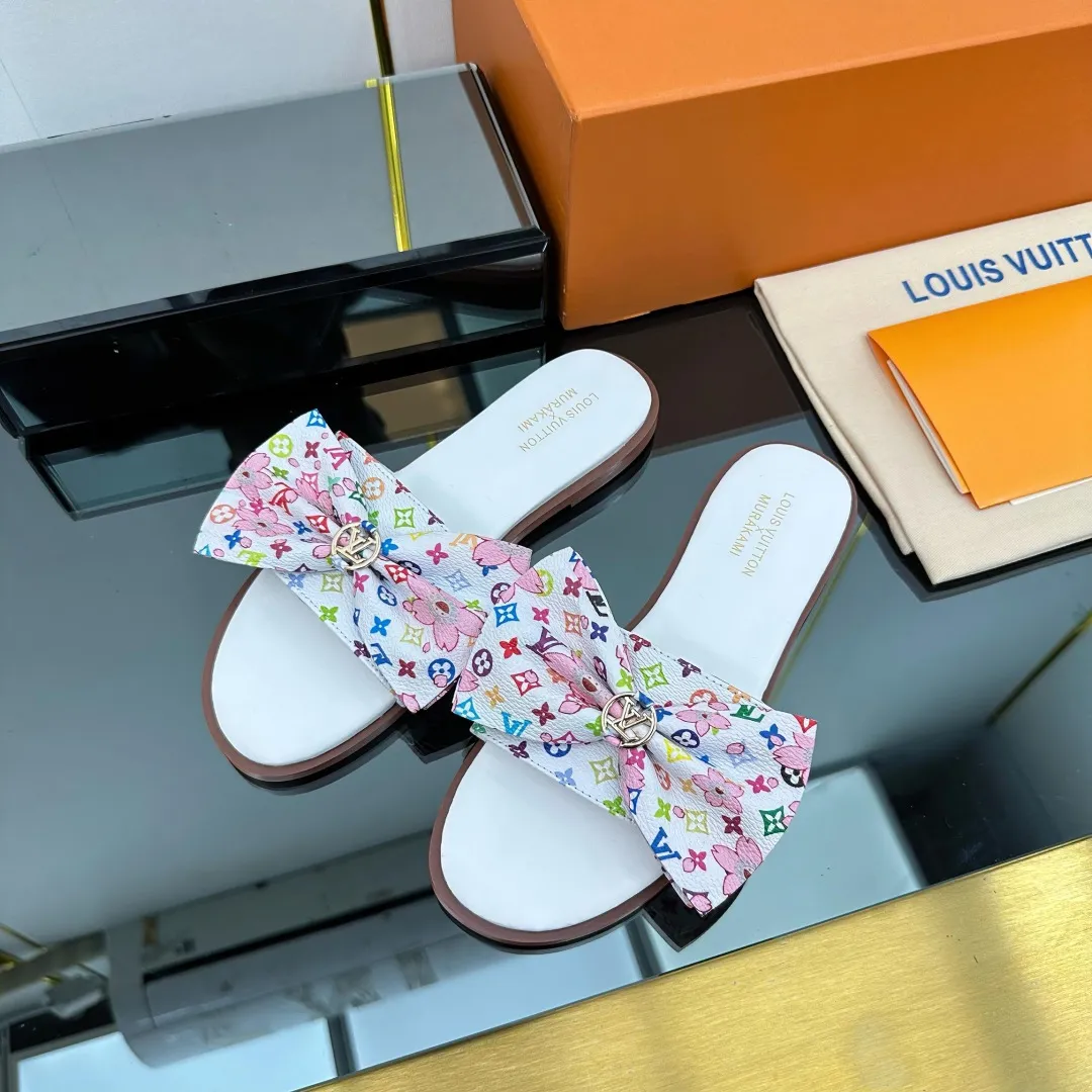 👟👟Ex-factory price 280👟👟 (available all year round) ❥V’s latest popular special material lock it series lock mop, super heavy industry launches! The golden lock on the toe is engraved with the LV letters logo 🔸Number of sizes 34-42) Welcome new and old customers to place orders in the picture above.